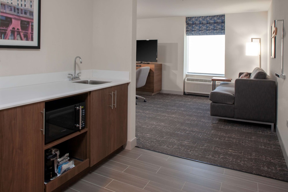 Studio, 1 King Bed, Refrigerator & Microwave (Wet Bar) photo 3