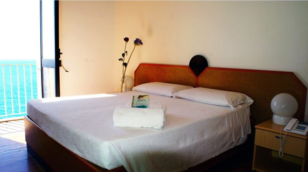 Standard Double Room Single Use, Sea View photo 1