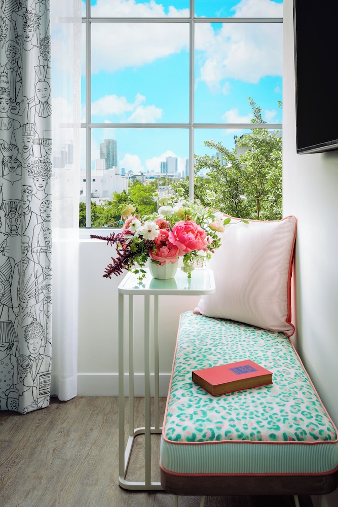 Queen Room with One Queen Bed (Non Smoking) - Photo 8