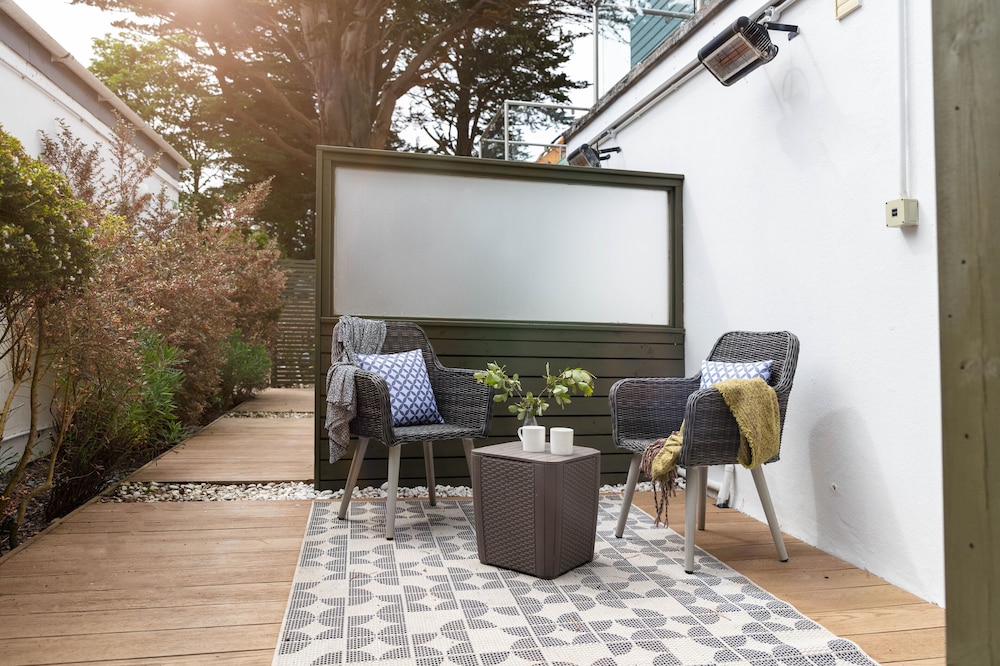 Cosy King with Courtyard photo 3