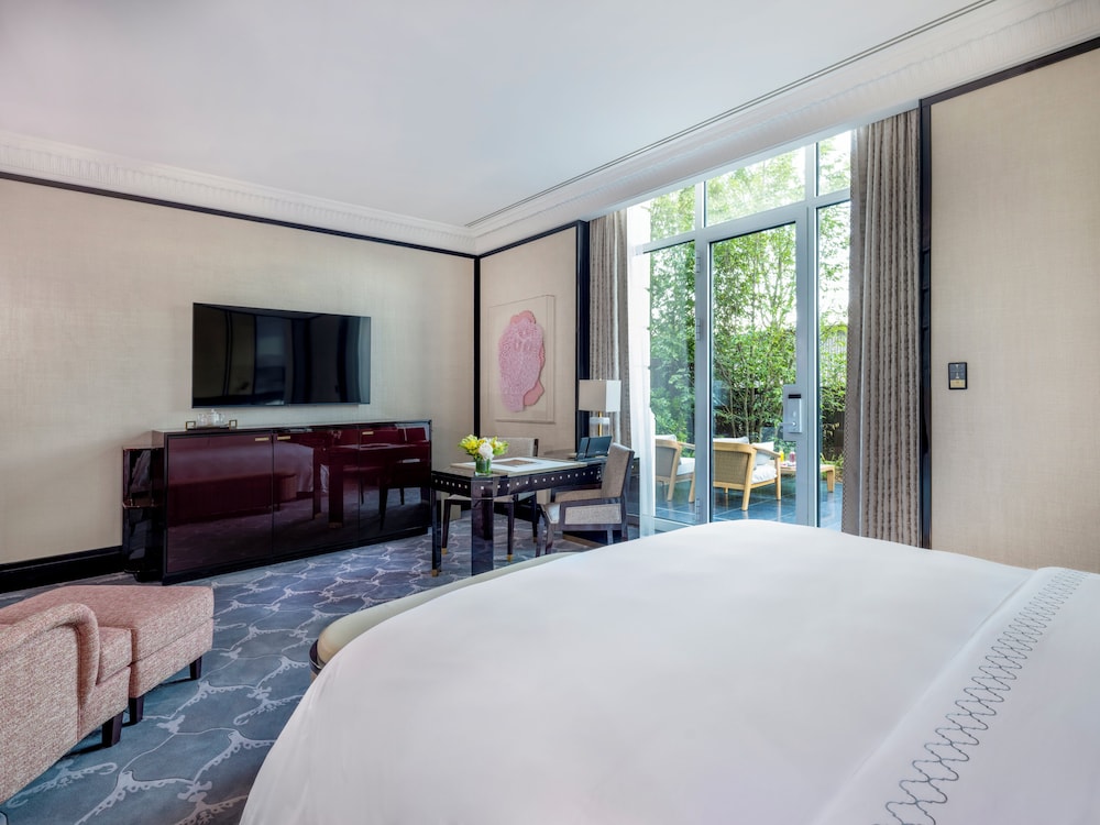 Grand Deluxe Room With Garden, 1 King Bed photo 2