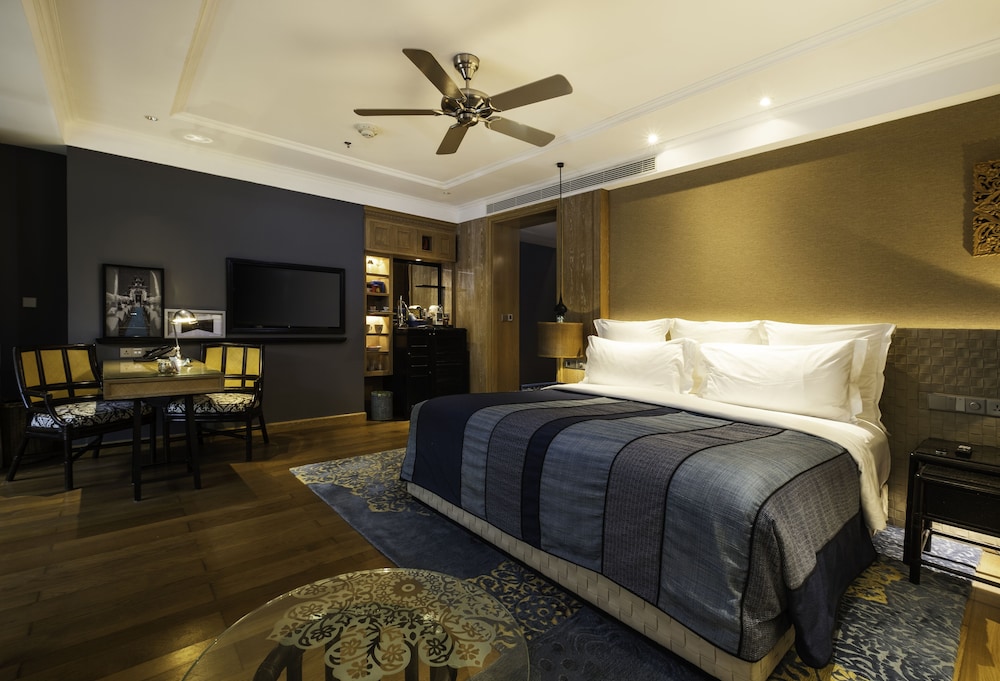 Premium Suite, 1 King Bed (Sagar) thumbnail 6