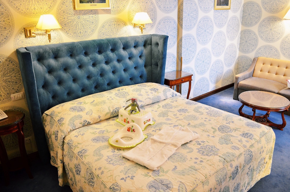 Signature Room, 1 Queen Bed with Sofa bed, Courtyard View photo 2