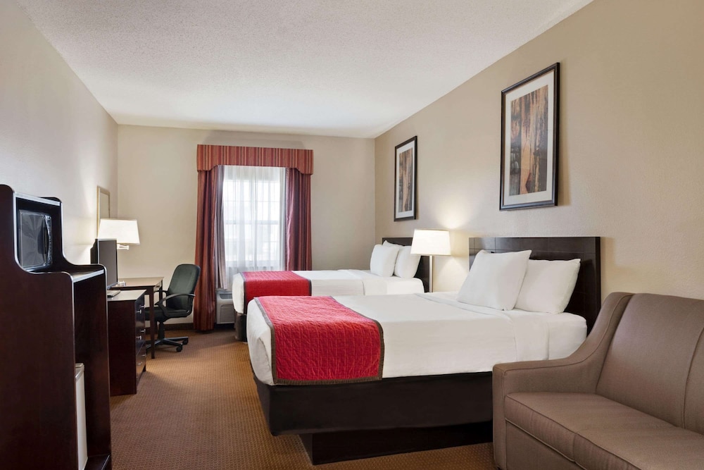 Room, Non Smoking (2 Queen Beds & 1 Sofa Bed) photo 1