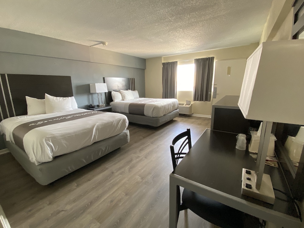 Standard Room, 2 Queen Beds, Non Smoking - Photo 2