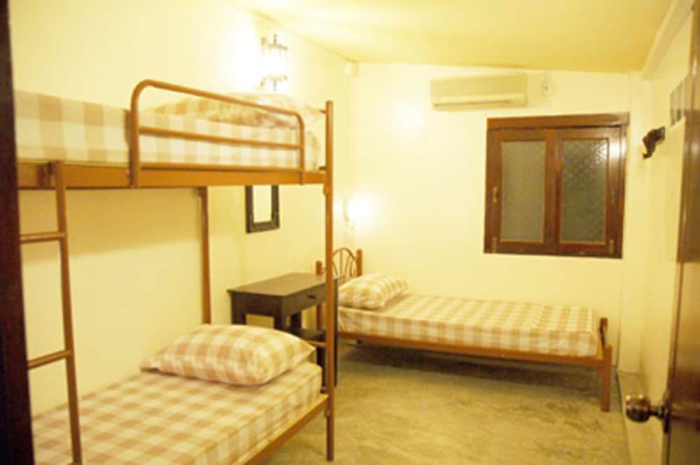 Mini Triple Room - Shared Bathroom
