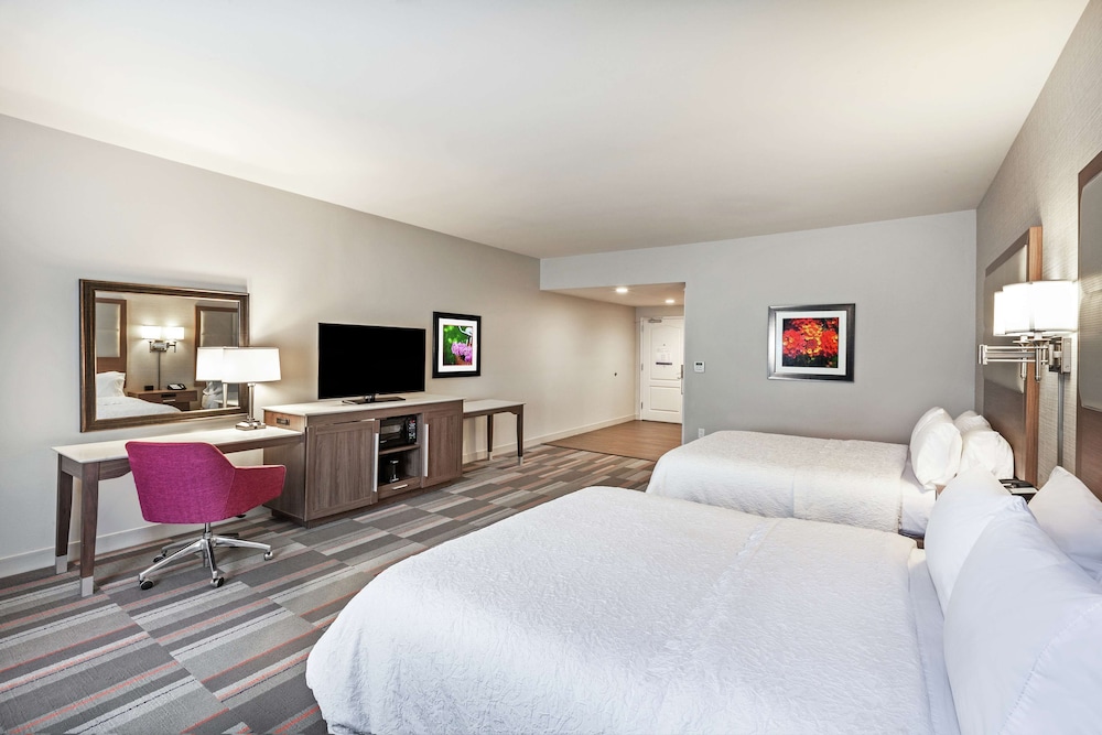 Room, 2 Queen Beds, Accessible, Bathtub