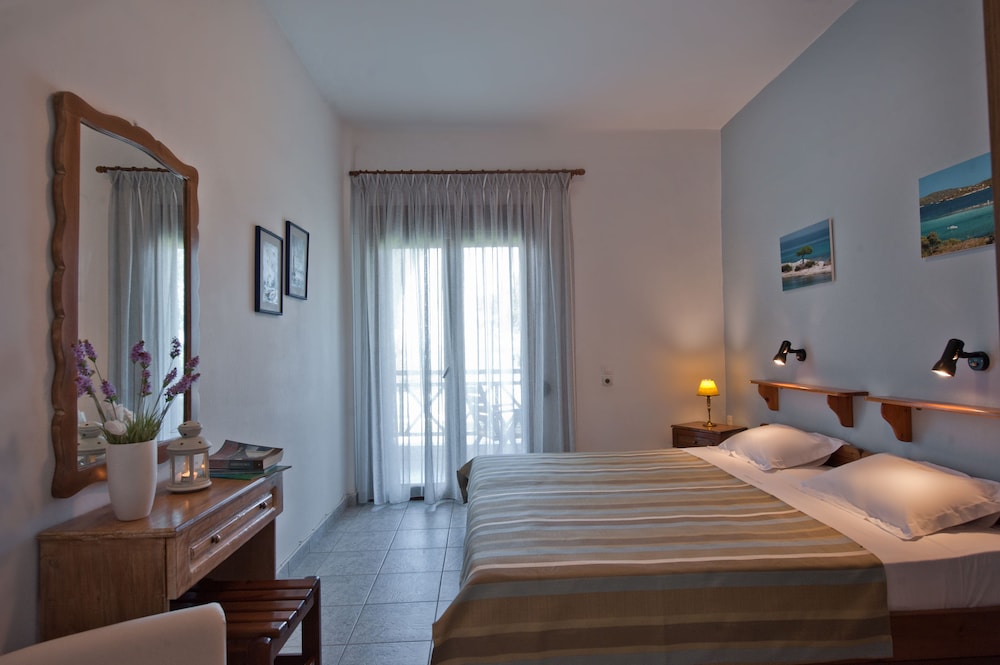 Standard Double Room, 1 Queen Bed, Sea View, Beachfront photo 2