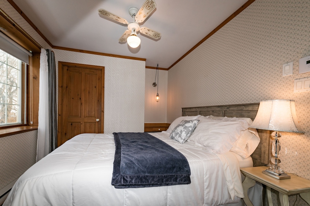 Classic Room, 1 Queen Bed photo 3