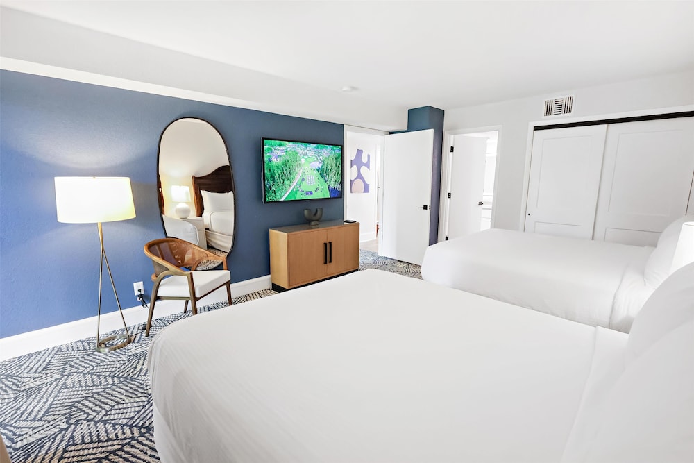 Suite, 2 Bedrooms (1 Queen & 2 Single Beds) - Photo 3