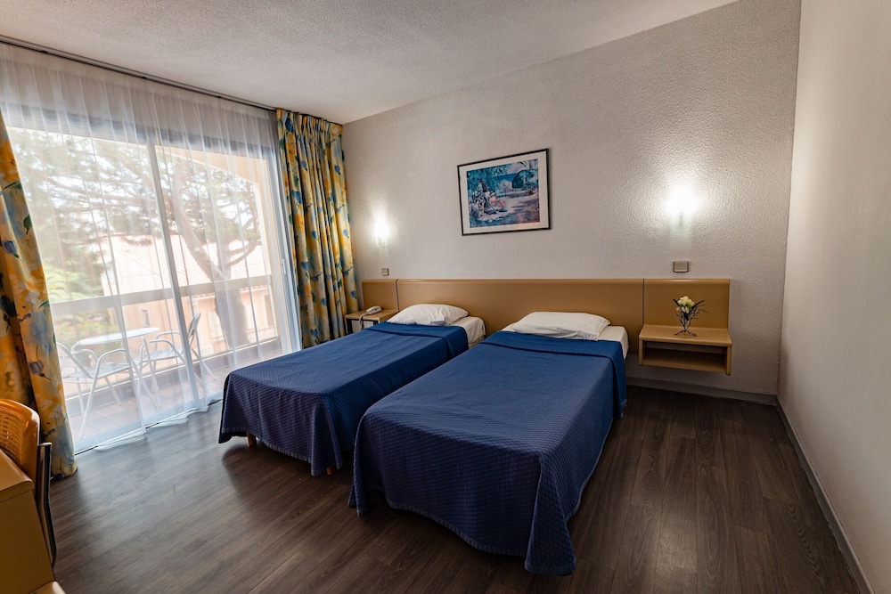 Standard Twin Room - Photo 6