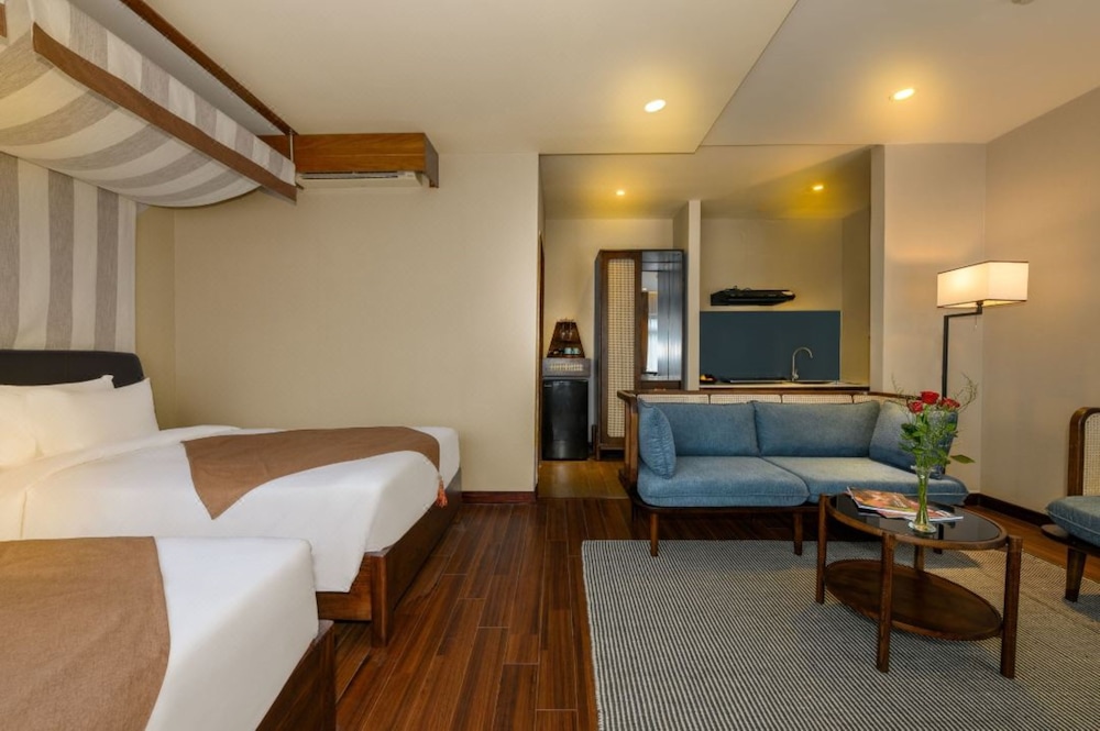 Deluxe Twin Studio with City View and Kitchen