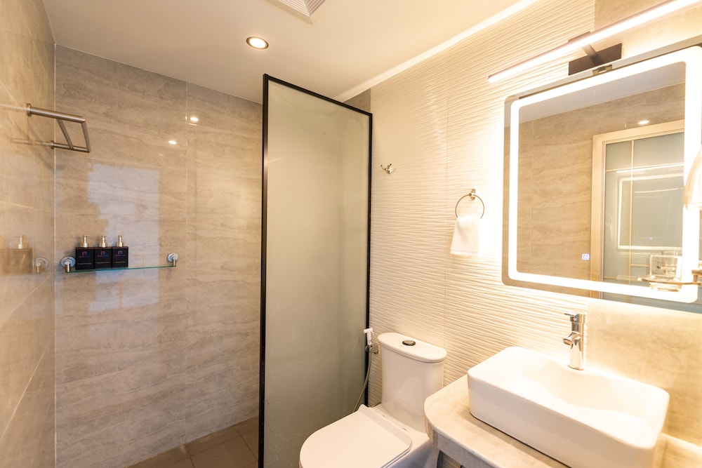 Deluxe Double Room, 1 Queen Bed, Balcony, Beach View photo 2