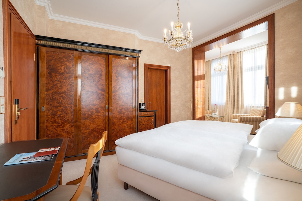 Double Room Double Room