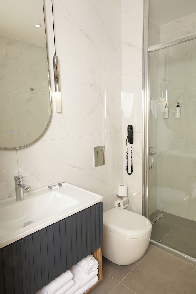 Deluxe Triple Room, 1 King Bed with Sofa bed, Non Smoking, Private Bathroom photo 3