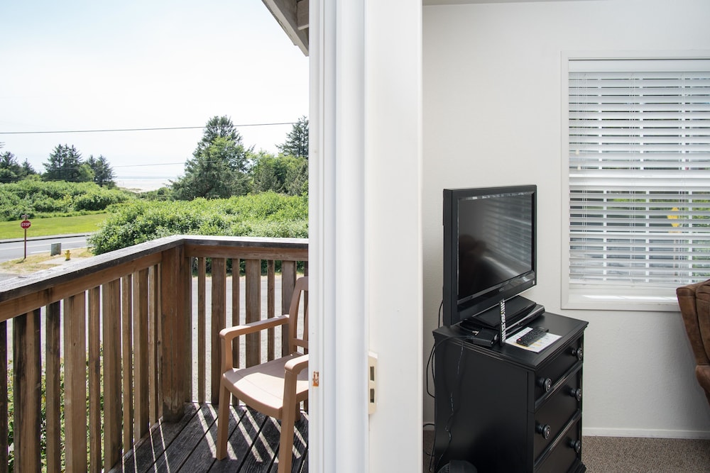 Basic Single Room, 1 Queen Bed, Partial Ocean View