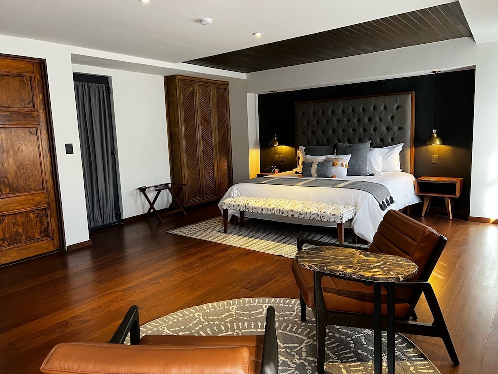 Superior Suite, 1 King Bed - Photo 5