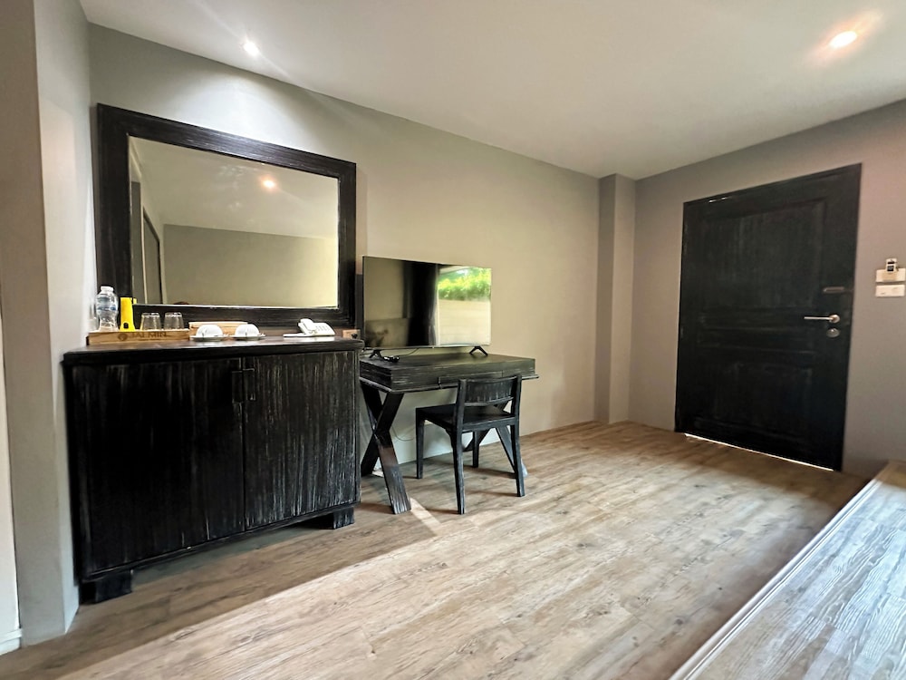 City Room - Photo 17