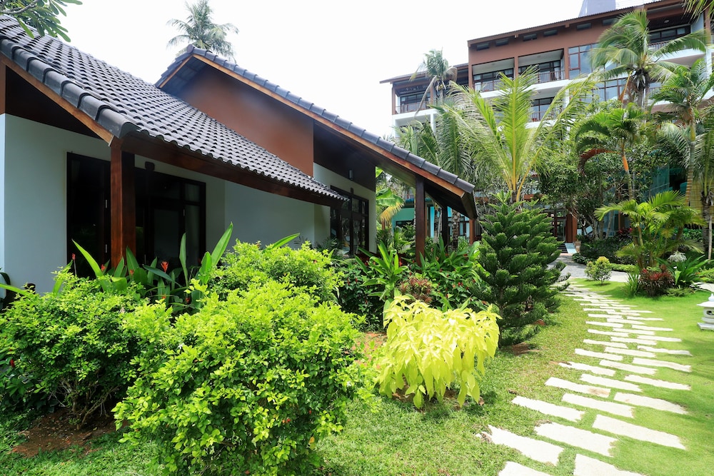 Deluxe Triple Room, Garden View photo 3