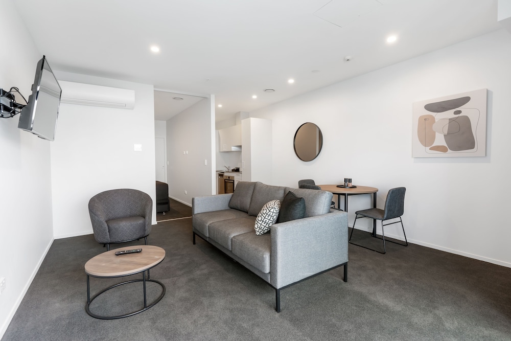 Deluxe Apartment, 1 Bedroom, Kitchen (Top Floor, Non-Motorway Facing) - Photo 8
