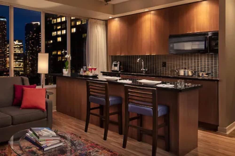 Executive View Suite - Photo 5