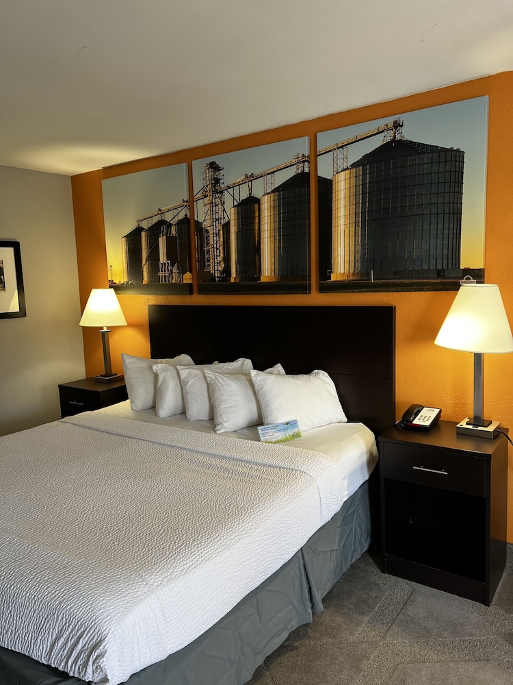 Standard Room, 1 Queen Bed, Smoking - Photo 9