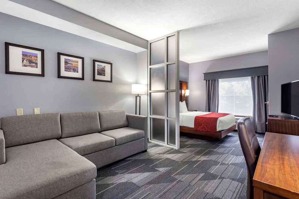 Suite, 1 Queen Bed with Sofa bed, Accessible, Non Smoking - Photo 7