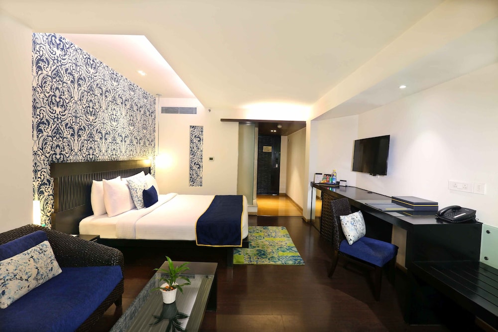Club Room with Bath Tub - Photo 2