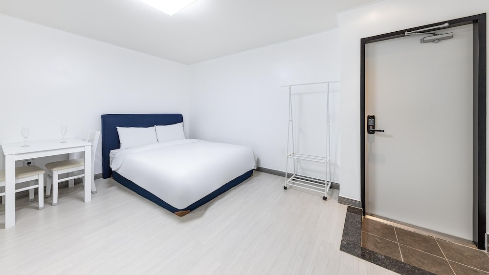 Basic Room, 1 Bedroom (201) - Photo 6