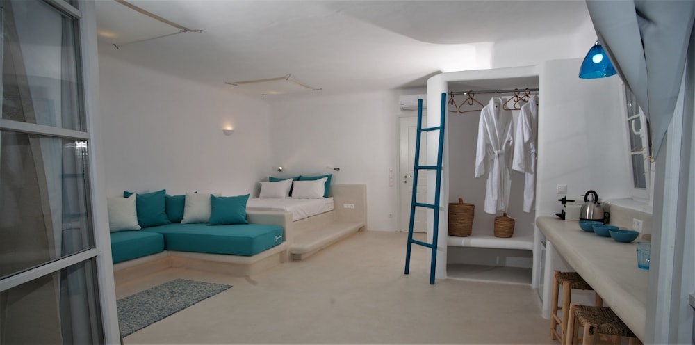Suite (Ourania)