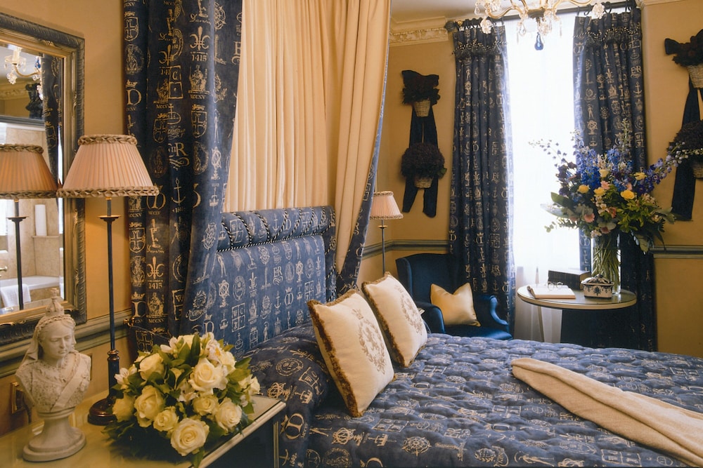 Double Room (Royal Themed) photo 3