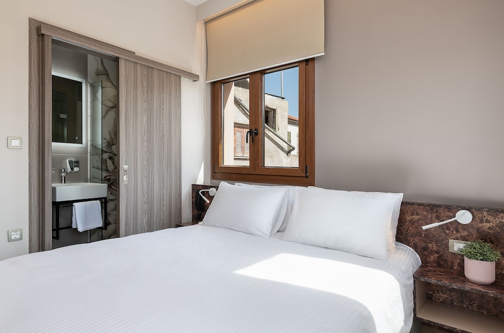 Deluxe Room - Photo 1