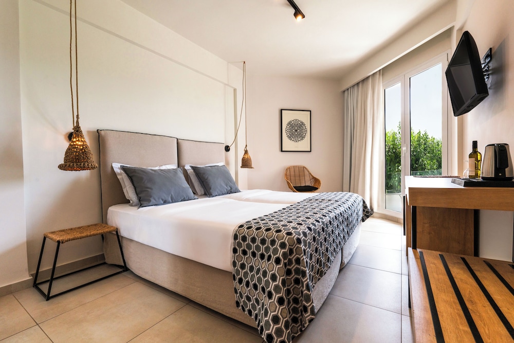 Comfort Room with Pool View thumbnail 5
