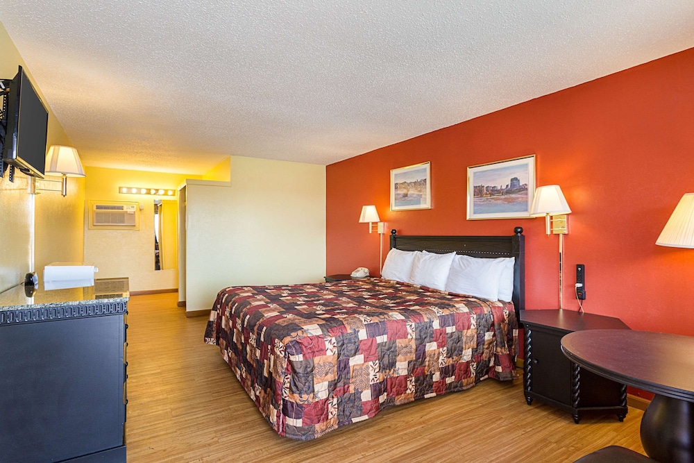 Room, 1 King Bed (Upstairs) - Photo 1