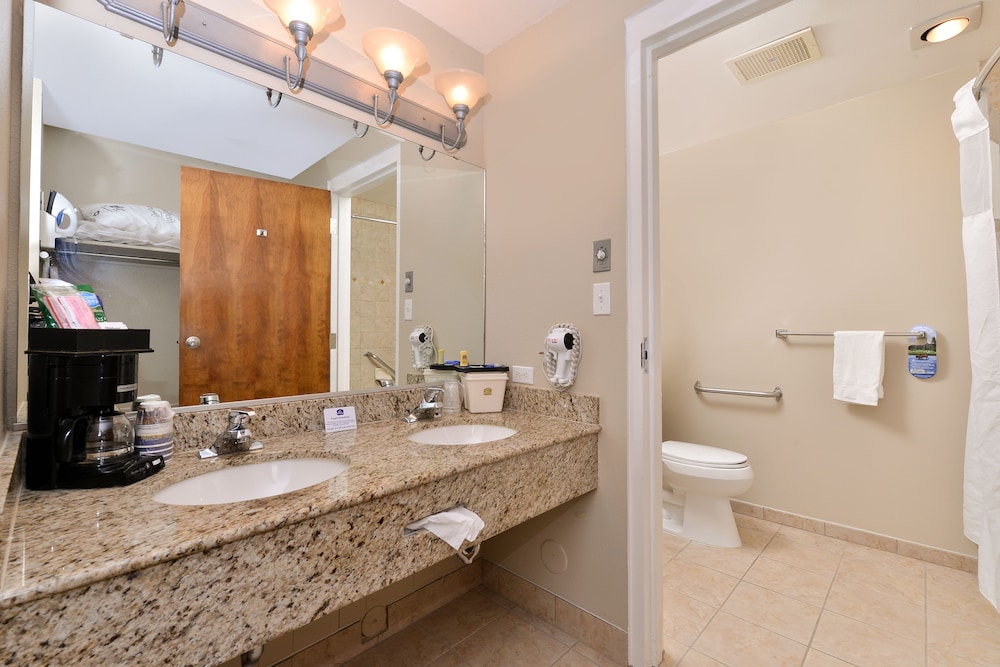 Suite, 2 Queen Beds, Non Smoking, Refrigerator & Microwave - Photo 4