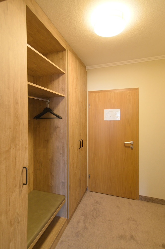 Studio Single use photo 3