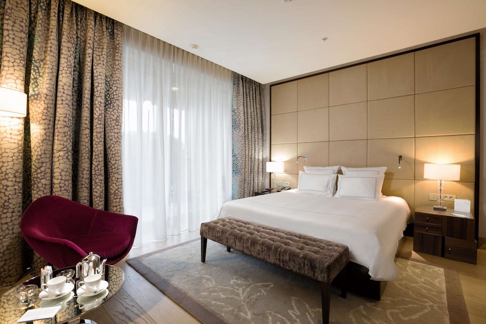 Signature Suite, 1 King Bed, Balcony