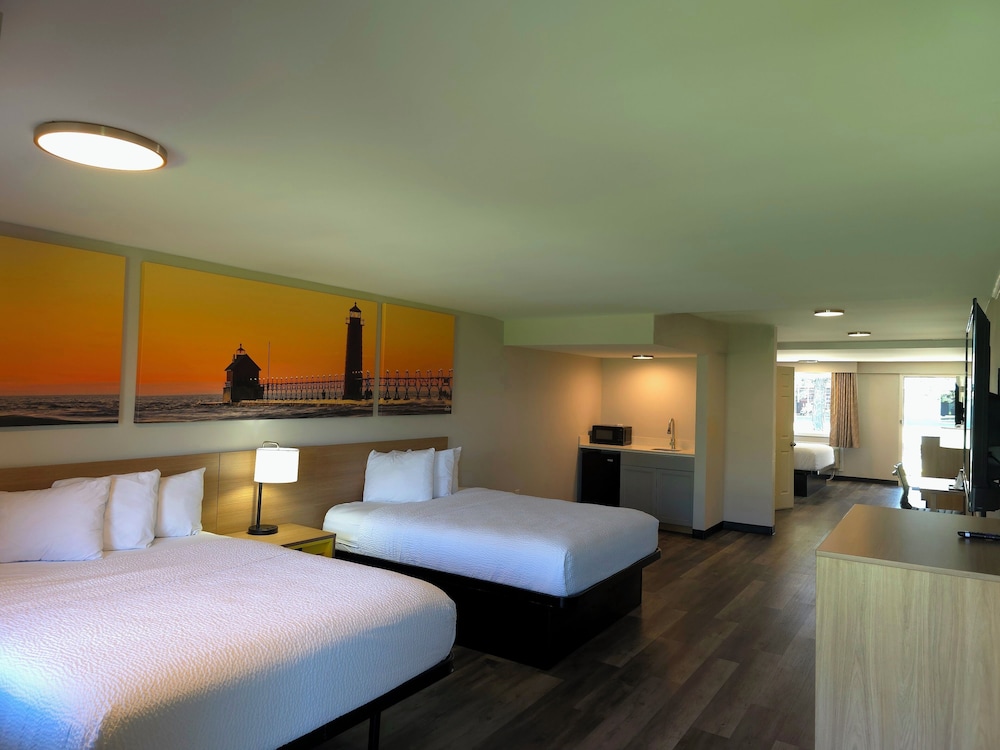 Suite, Multiple Beds, Non Smoking (3 Queen Beds, Bluewater Suite) - Photo 4
