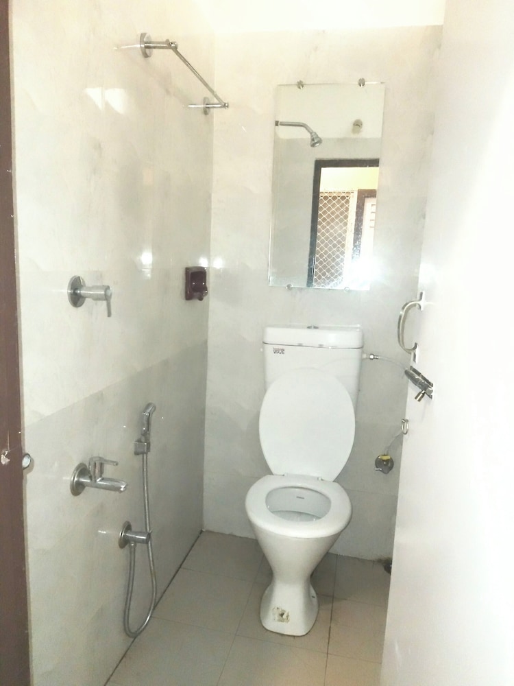 Single Economy Room with Shared Bathroom photo 3