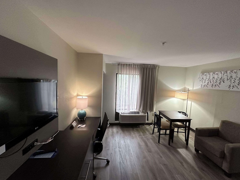 Business Suite, 2 Queen Beds, Non Smoking (Upgrade) - Photo 4