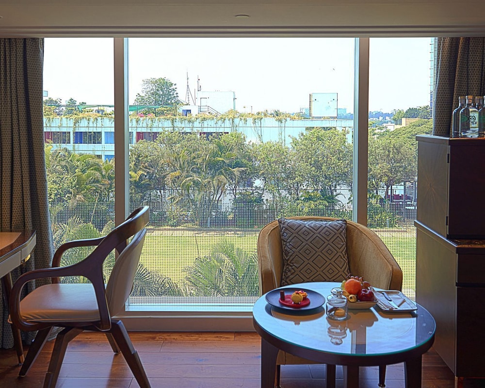 Luxury Room, 1 King Bed, City View - Photo 2