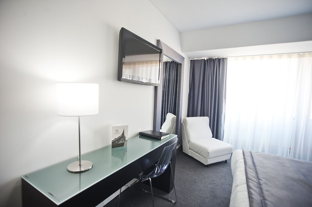 Suite - Photo 3