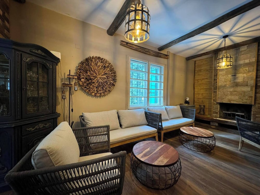 House, 5 Bedrooms, Fireplace, Mountain View
