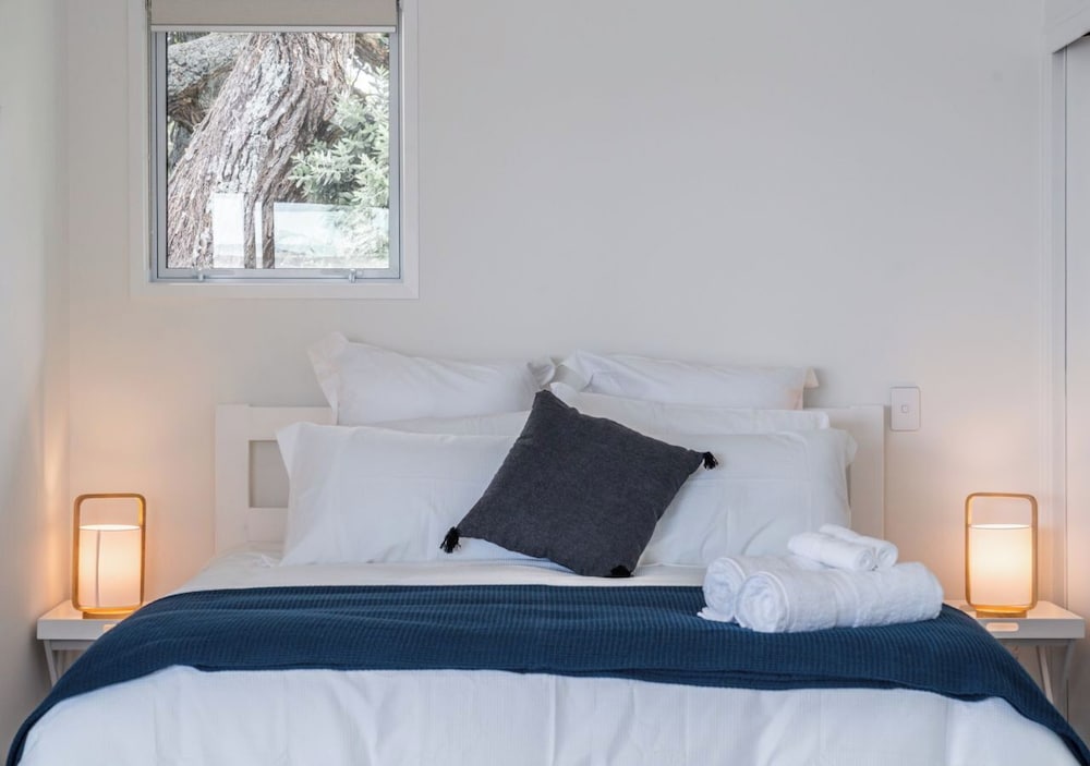King Bed Waterfront Upstairs Apartment photo 3