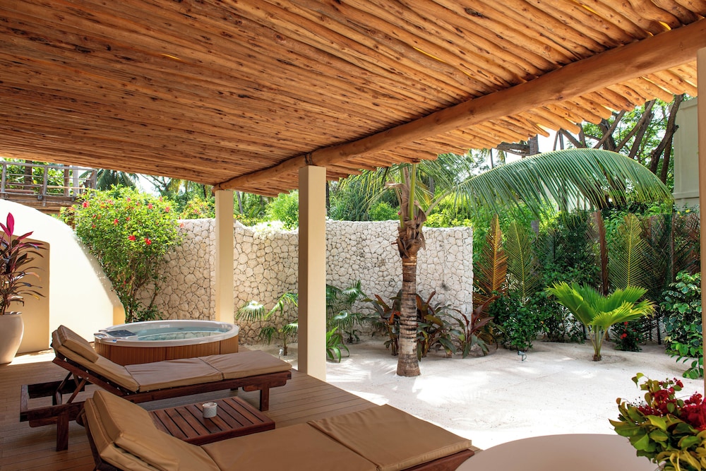 Garden Villa with Hot Tub photo 3