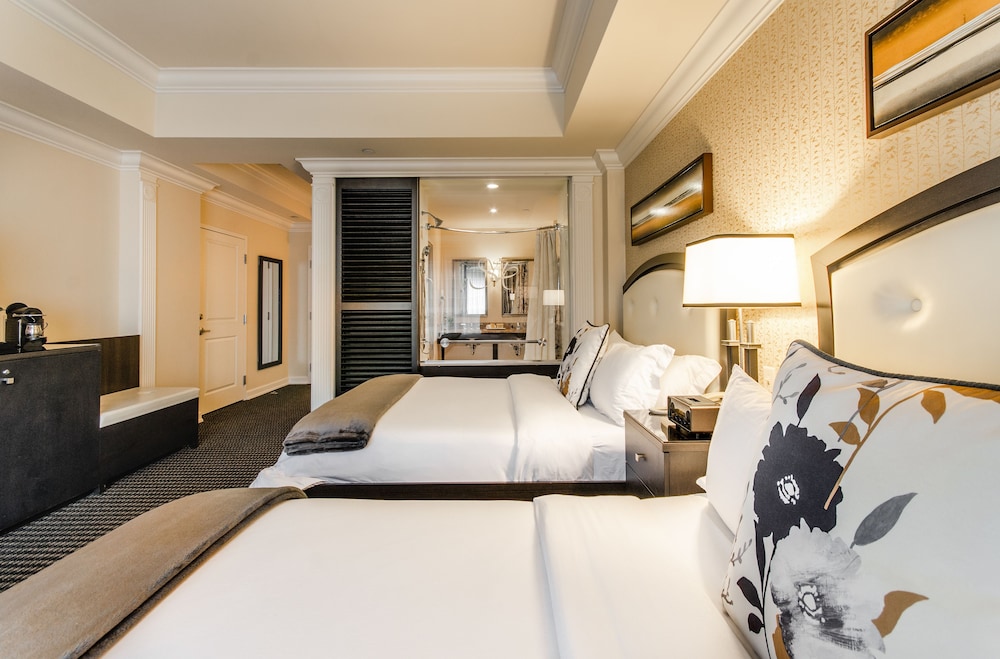 Classique two queen beds - Photo 1