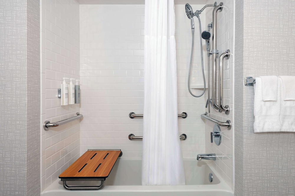 Studio, 1 King Bed, Accessible, Non Smoking, Accessible Tub photo 1