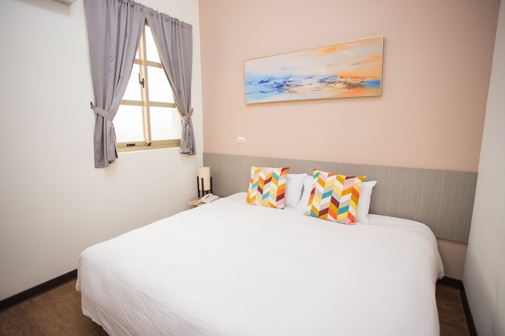 Deluxe Suite, 1 Bedroom Suite, 1 King Bed, Balcony - Photo 1