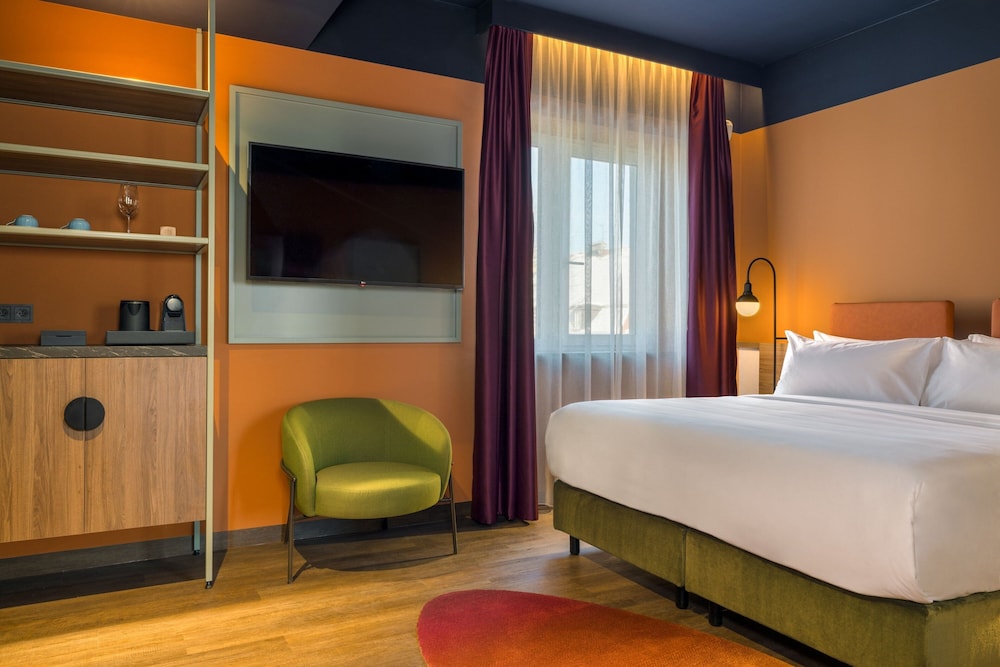 Superior Room, 1 King Bed, Courtyard View photo 2