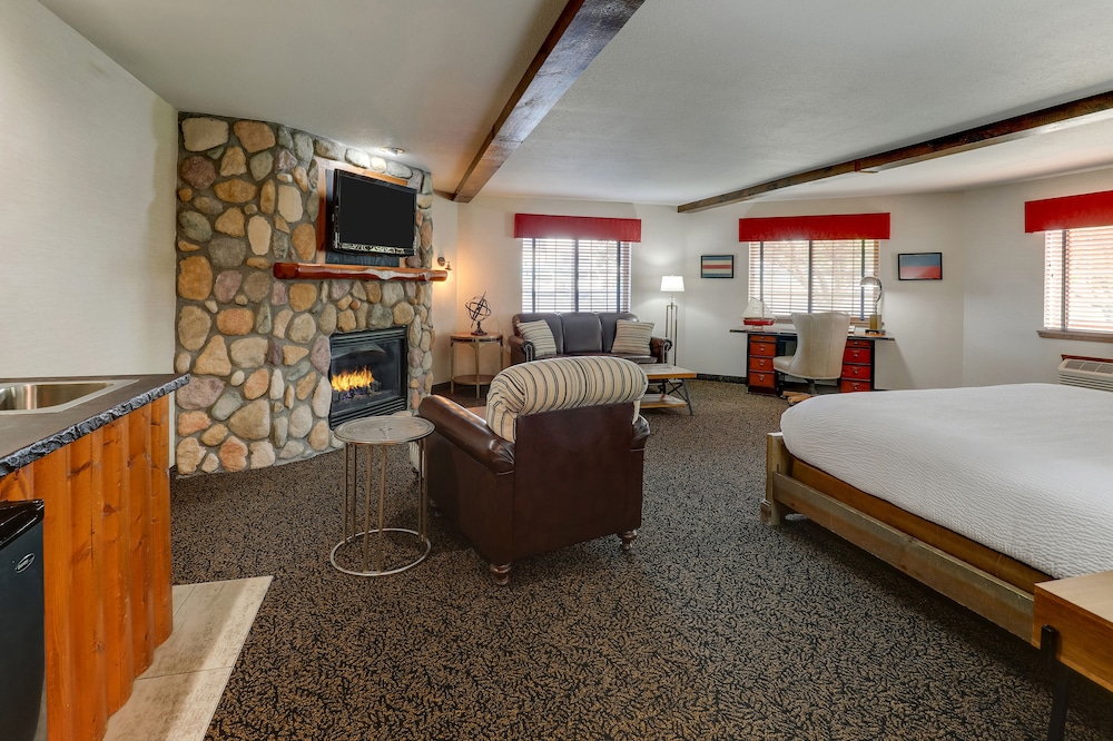 Theme Suite with Fireplace - Photo 1